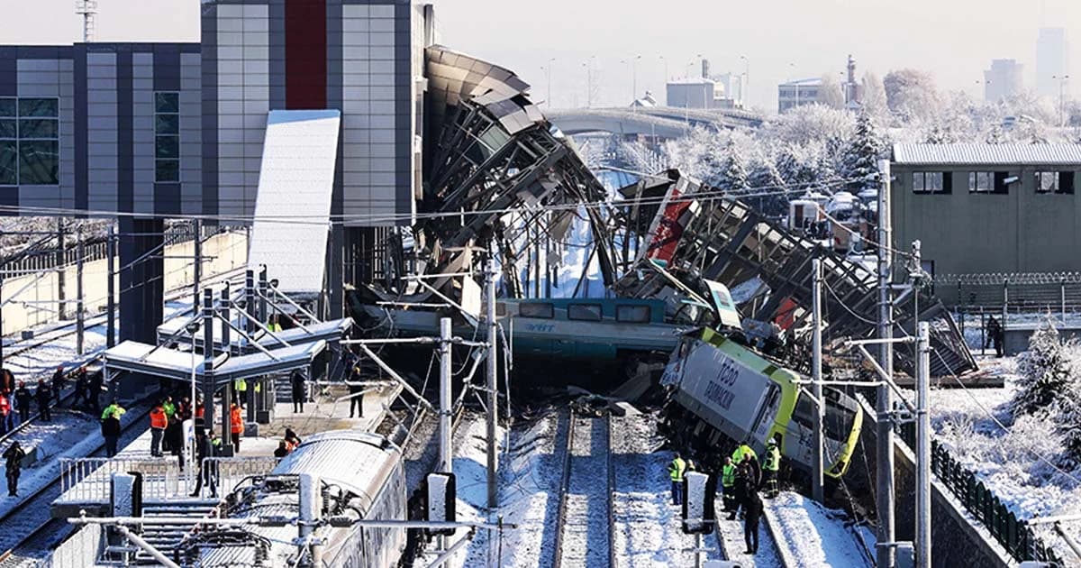 ตาย 9 เจ็บกว่า 50 คน! รถไฟไฮสปีด พุ่งชนหัวรถจักรในตุรกีก่อนเสยสะพานลอย