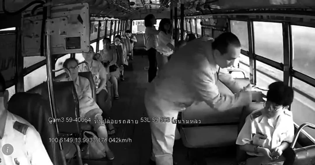 ผู้โดยสารฉุน! ถูกเตือนให้พกเหรียญขึ้นรถเมล์ร้อน กดหัวด่ากระเป๋าเมล์สาย 59