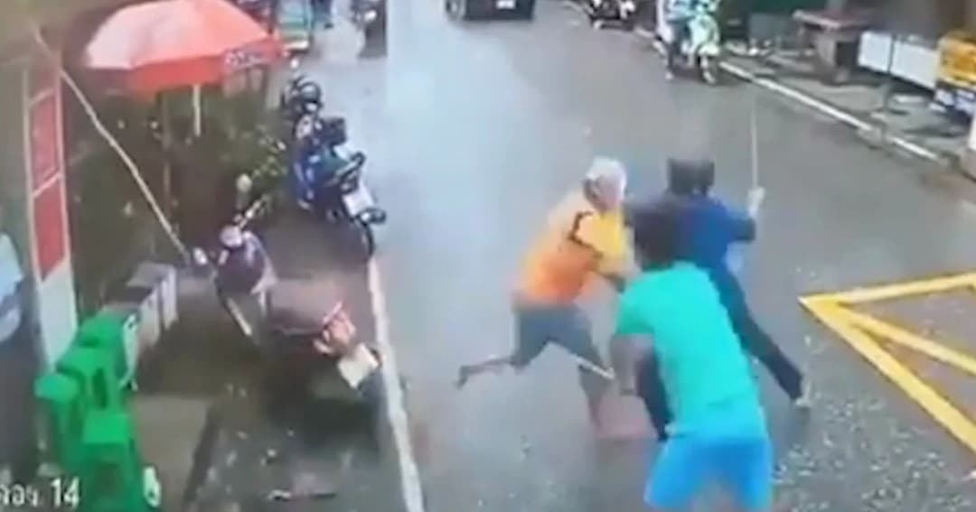 เปิดคลิป 2 หนุ่มใช้แท่งเหล็กไล่ตี วิน จยย. กลางถนนเมืองหาดใหญ่ เผยถูกวินทำร้ายก่อน