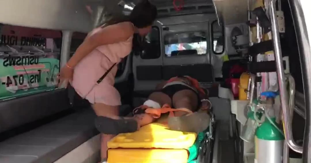 สาวมัวแต่ก้มเล่นโทรศัพท์ เดินชนประตูแตกบาดเจ็บสาหัส