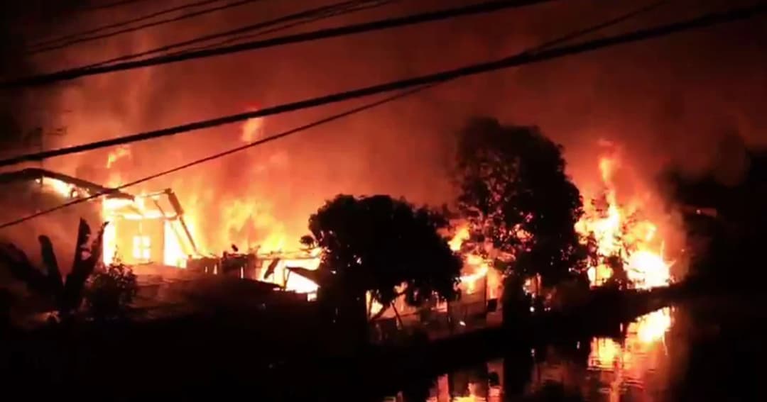 หนีตายวุ่น! ไฟไหม้ชุมชนย่านวัดเสมียนนารี เสียหายแล้วกว่า 10 คูหา คาดหนุ่มเมายาจุดไฟเผา