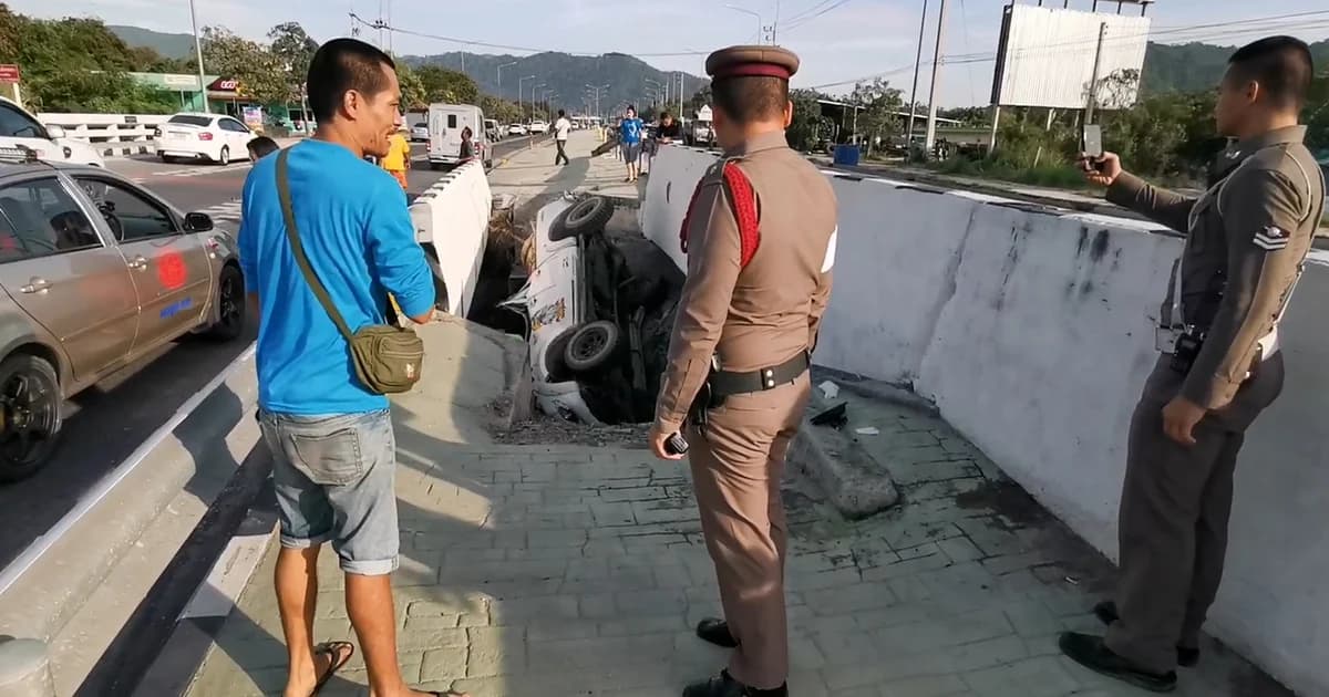 กระบะถูกเฉี่ยวเบียดลงซอกสะพาน โชคดีน้ำแห้ง