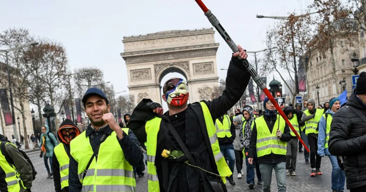 ม็อบเสื้อกั๊กเหลืองชุมนุมต่อเนื่อง พร้อมขู่ “มาครง” ให้ลาออก