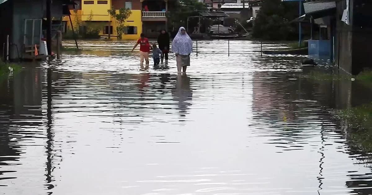 แม่น้ำสุไหงโก-ลก ล้นตลิ่งเข้าท่วมชุมชน จ.นราธิวาส