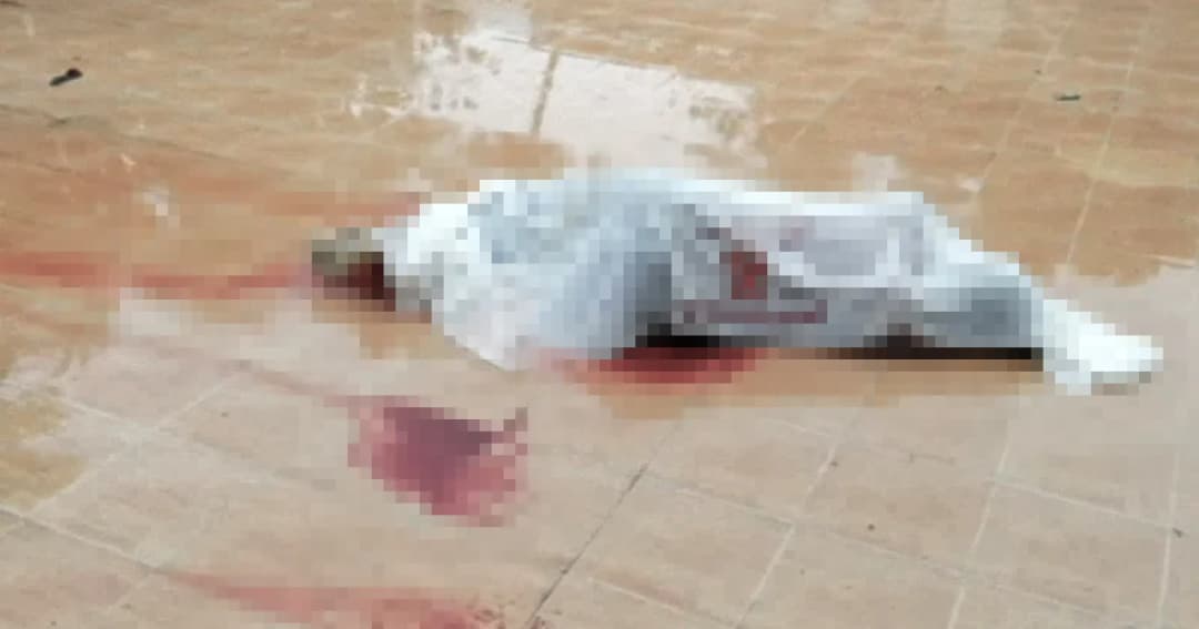 หนุ่มคลั่ง ใช้มีด 2 เล่ม กระหน่ำแทงญาติผู้น้องไม่ยั้ง ดับสลดคาบ้าน