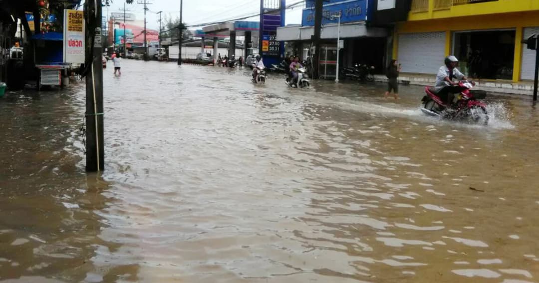 ‘นครศรีธรรมราช’ น้ำยังท่วมสูง จนท.เร่งค้นหา ด.ช. วัย 10 ขวบ พลัดตกห้วย