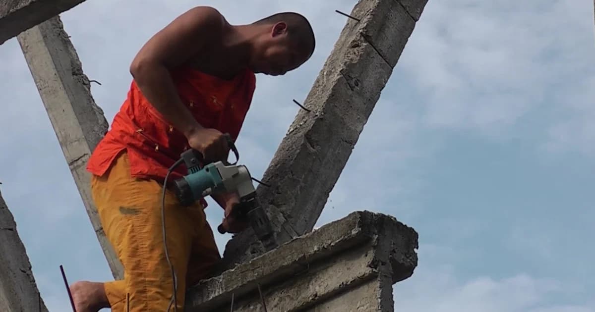 ช่างสร้างศาลาไม่เสร็จปล่อยทิ้งร้าง 6 ปี จนพระต้องลงมือทำเอง