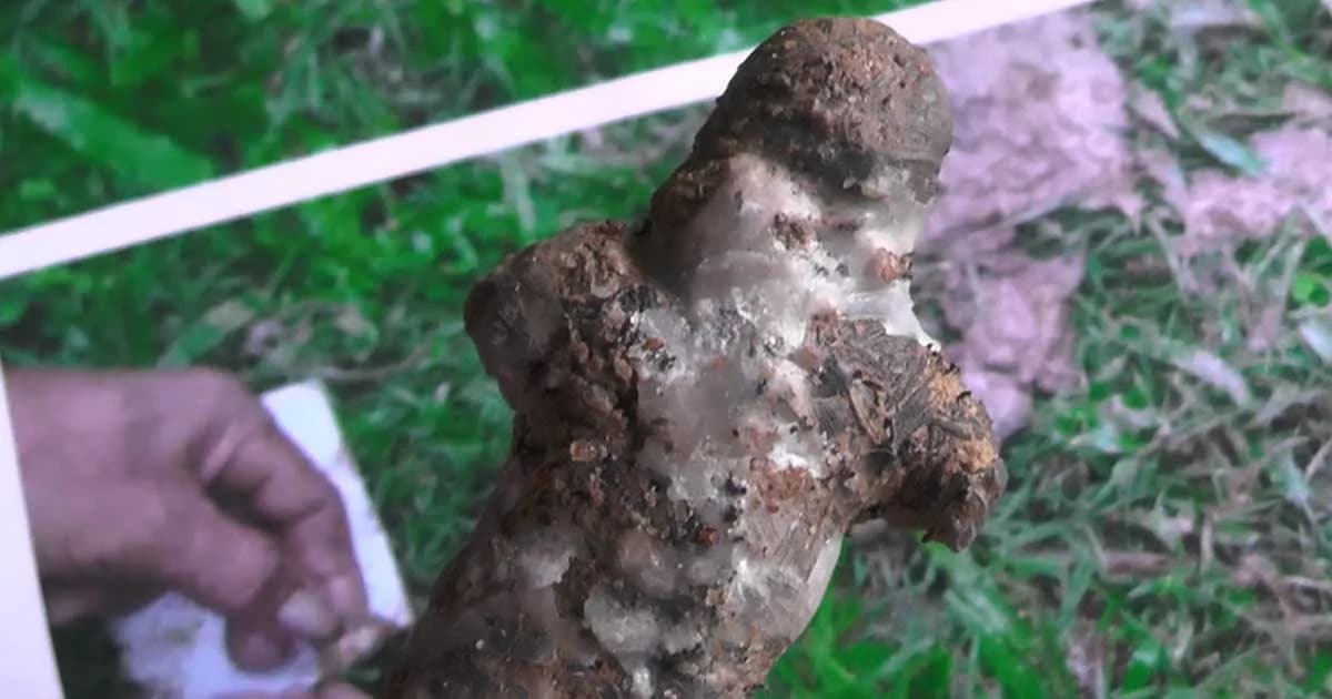 พบหุ่นขี้ผึ้ง กระดาษรายชื่อผู้สมัคร ผญบ.-หัวคะแนนฝังหน้าเมรุ เชื่อทำคุณไสย