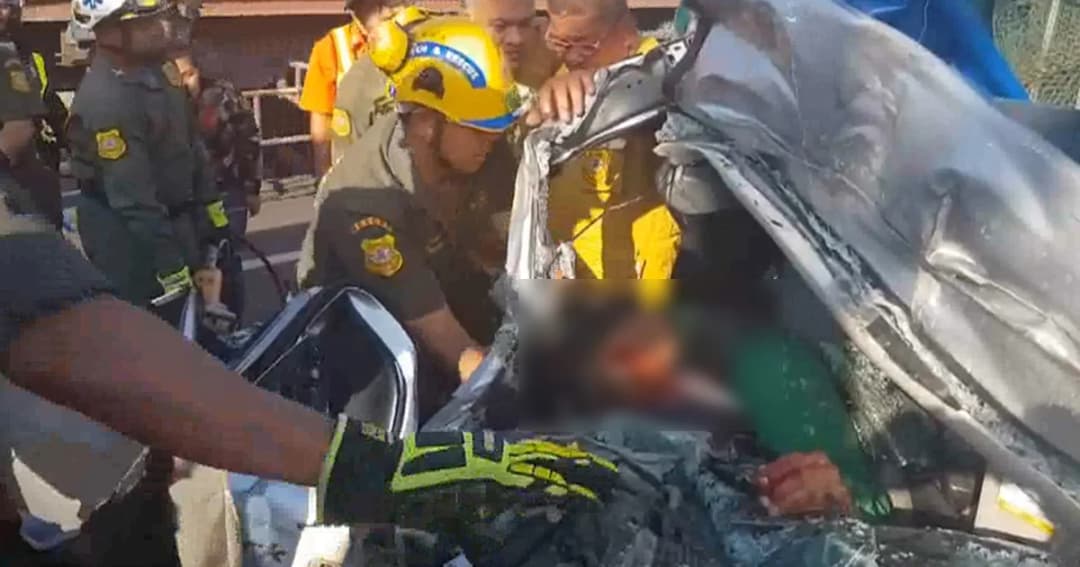 กระบะป้ายแดงแซงซ้ายบนทางด่วน เสยท้ายรถสิบล้อดับ