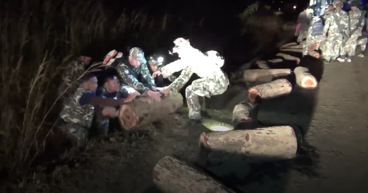 รถตัดไม้เถื่อนแหกโค้งลำปาง หลังหนีจนท.อุทยานฯ คนร้ายเจ็บหนีเข้าป่า