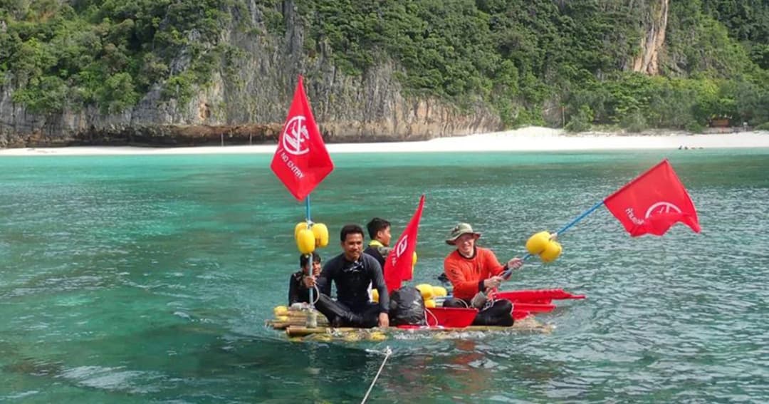 ติดธงแดง! ‘อ่าวมาหยา’ หลัง นทท. ฝ่าฝืนว่ายน้ำเข้าเขตฟื้นฟูแนวปะการัง