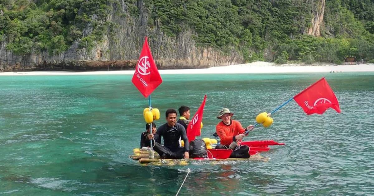 ติดธงแดง! ‘อ่าวมาหยา’ หลัง นทท. ฝ่าฝืนว่ายน้ำเข้าเขตฟื้นฟูแนวปะการัง