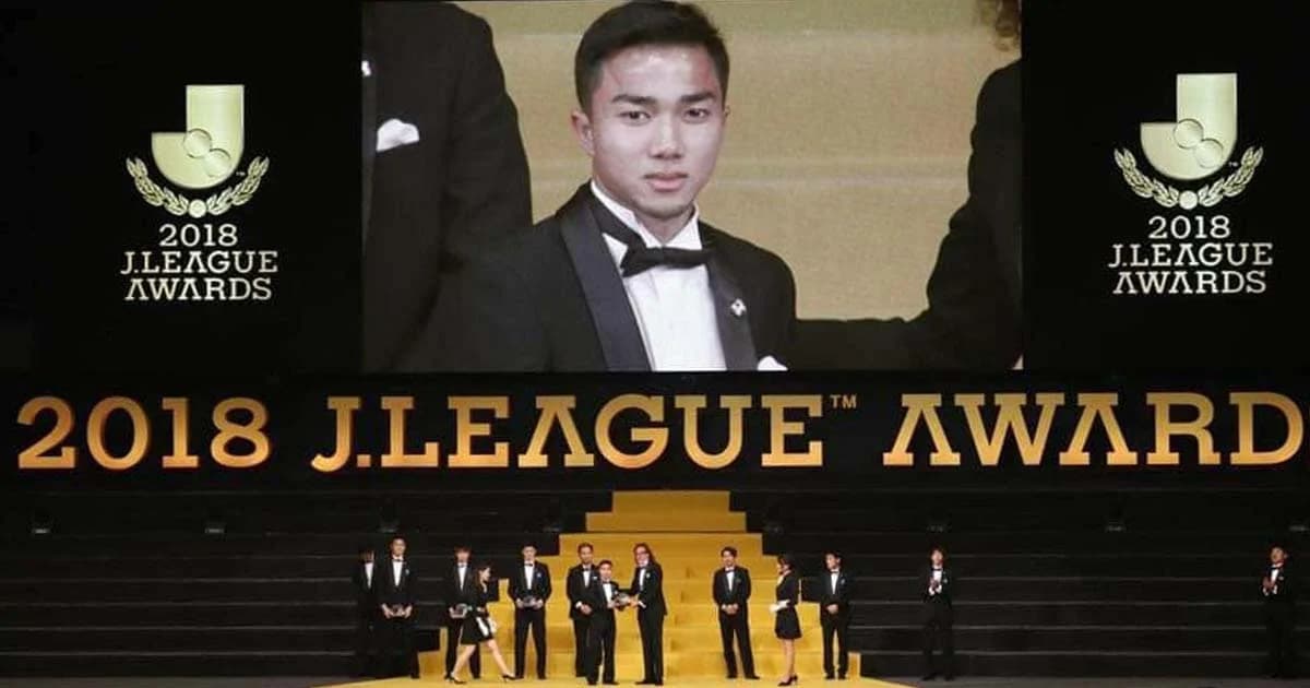 กระหึ่มวงการลูกหนัง! “ชนาธิป” รับรางวัลติดทีมยอดเยี่ยมเจลีก 2018