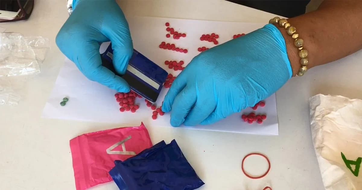 2 สาว ผัวติดคุก ! สานต่อเป็นเอเย่นต์ยาบ้า ถูก ตร.รวบพร้อมของกลางรวมกว่า 2.5 หมื่นเม็ด