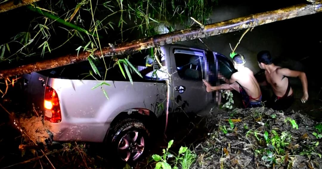 ระทึก! กระบะซิ่งชนคอสะพานตกคลอง คนขับดับ บาดเจ็บ 2 สูญหาย 1 ราย