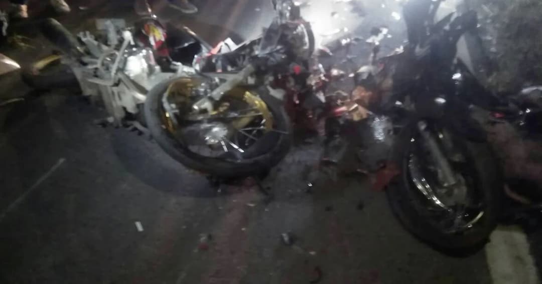 2 หนุ่มเพื่อนซี้ดับสลด! ซิ่งจยย.ไปหากัน ชนกันเองกลางทาง โค้งเมืองกาญฯ