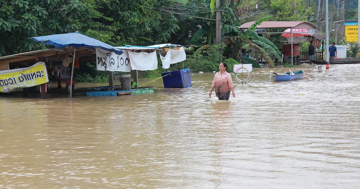 ‘พัทลุง’ ยังน่าห่วง! น้ำป่าหลากท่วมหลายอำเภอ ชาวบ้านอพยพหนีน้ำ