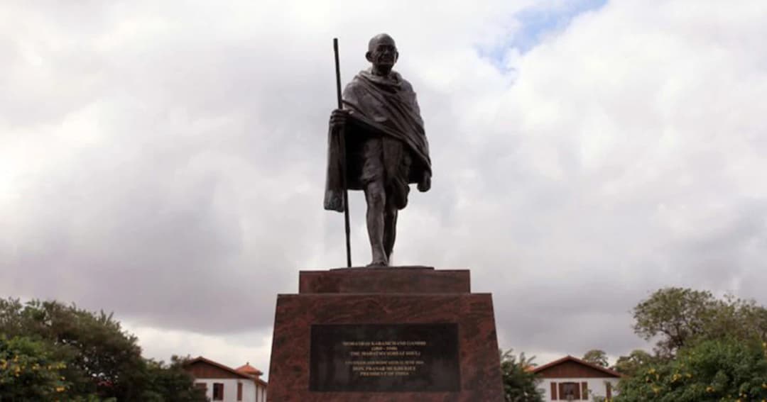 คานธีเหยียดผิว? มองอีกด้านของอดีตผู้นำสันติภาพ