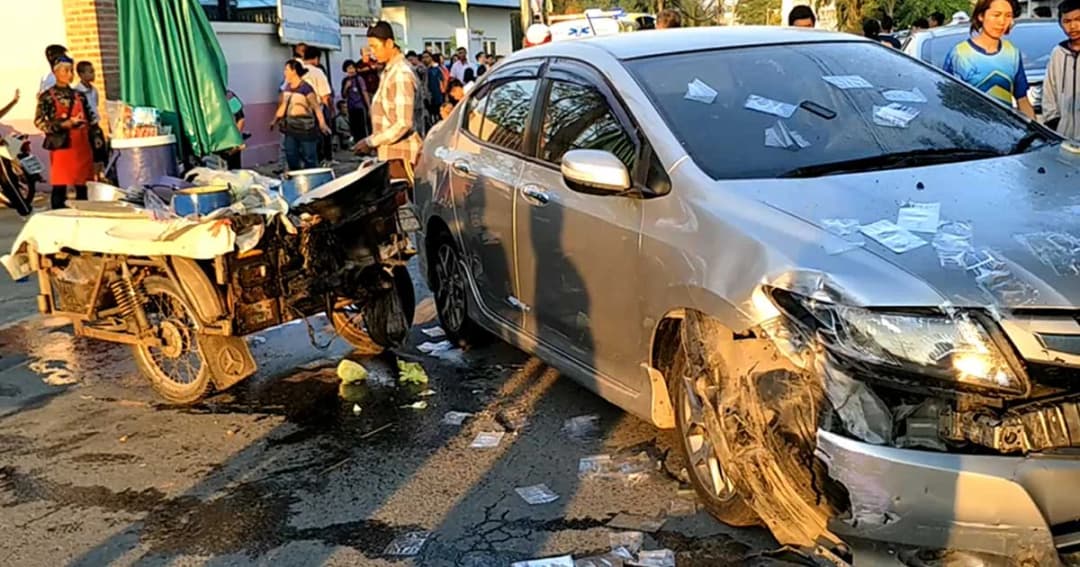 ทหารซิ่งเก๋งชนยับ 6 คันรวด หน้า รร.เมืองโคราช ผู้ปกครอง-นักเรียนเจ็บอื้อ