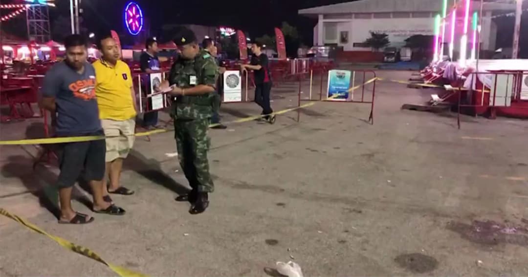 กลุ่มวัยรุ่นเดือด ! ปาประทัดยักษ์ใส่คู่อริ หน้าเวทีรำวงงานกาชาดหัวหิน เจ็บ 2 ราย