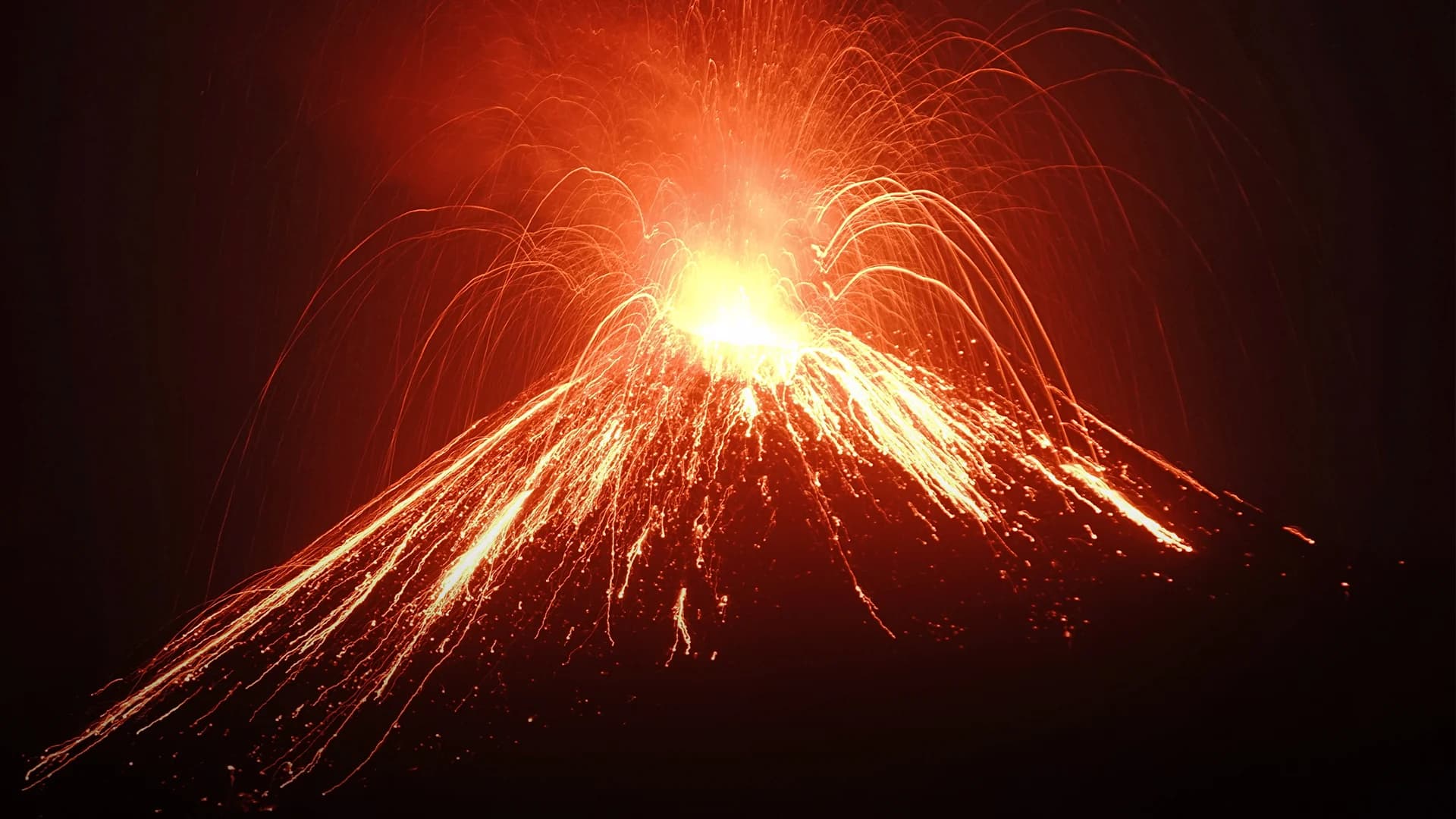 รู้จัก “กรากาตัว” ภูเขาไฟที่ทำให้เกิดสึนามิที่อินโดนีเซีย