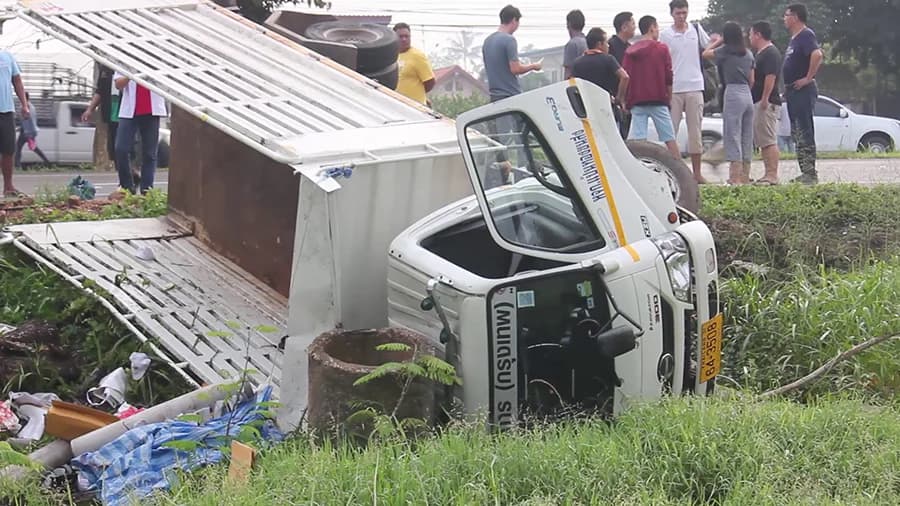 ระทึก! รถหกล้อเสียหลัก พลิกคว่ำเทกระจาดแรงงานต่างด้าว ดับ 1 เจ็บ 44 ราย