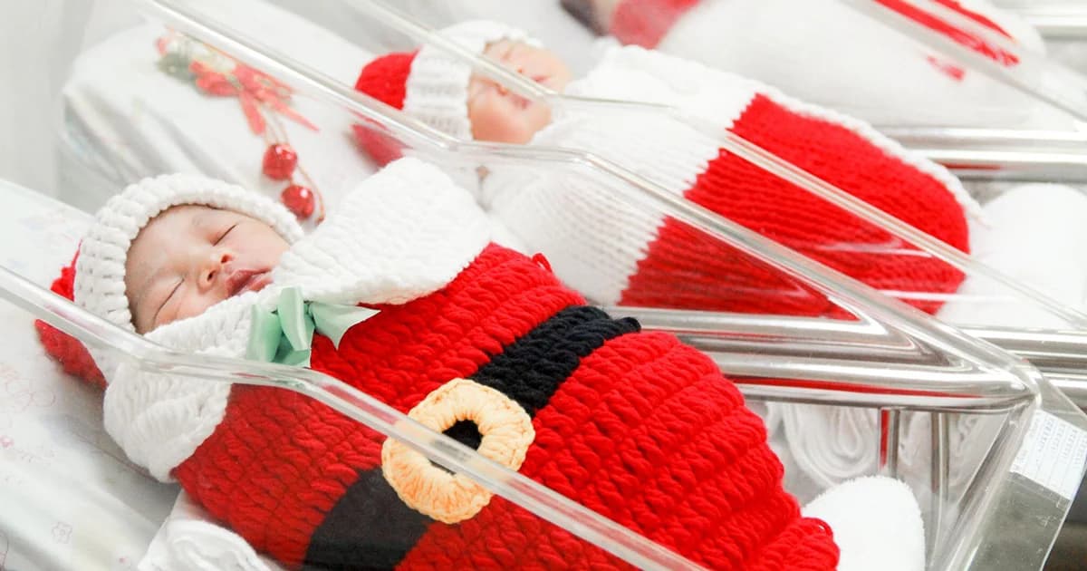 ต้อนรับคริสต์มาส! รพ.พญาไทศรีราชา จับทารกแรกเกิดสวมชุด ซานตา-ซานตี้