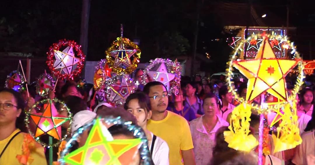 คึกคัก! ชาวคริสต์ท่าแร่ “แห่ดาวมือถือ” เฉลิมฉลองงานคริสต์มาส จ.สกลนคร