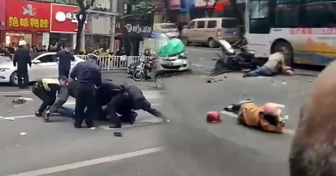 คนร้ายคลั่ง ! จี้รถเมล์ขับพุ่งชนชาวบ้านดับ 5 เจ็บเกลื่อนถนนเมืองจีน