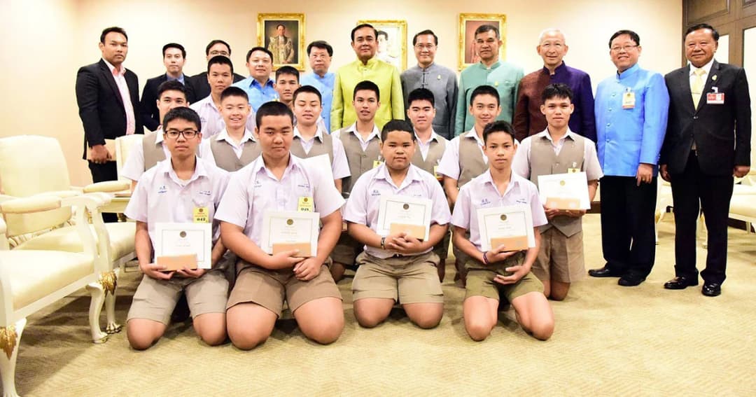 นายกฯชื่นชม 13 ฮีโร่ นร.วัดสุทธิฯ ช่วยคนจีนรอดฆ่าตัวตาย “ต้นแบบคนไทยศตวรรษที่ 21”