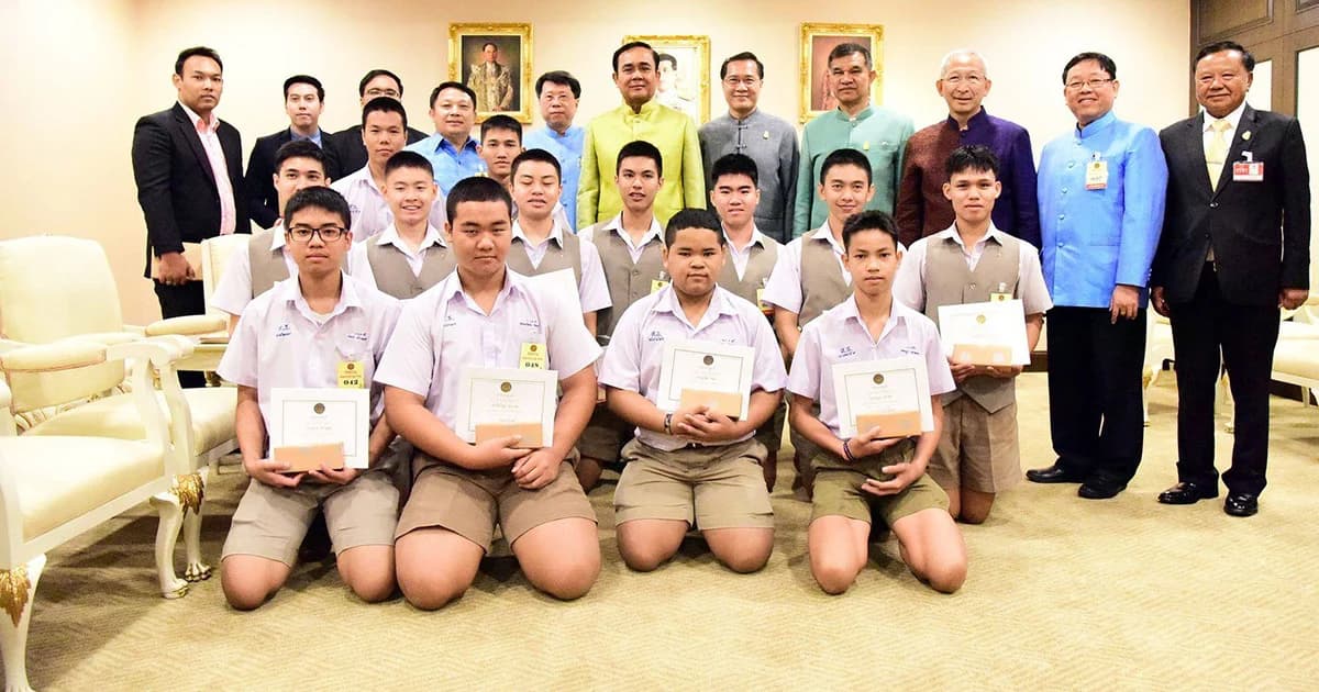 นายกฯชื่นชม 13 ฮีโร่ นร.วัดสุทธิฯ ช่วยคนจีนรอดฆ่าตัวตาย “ต้นแบบคนไทยศตวรรษที่ 21”