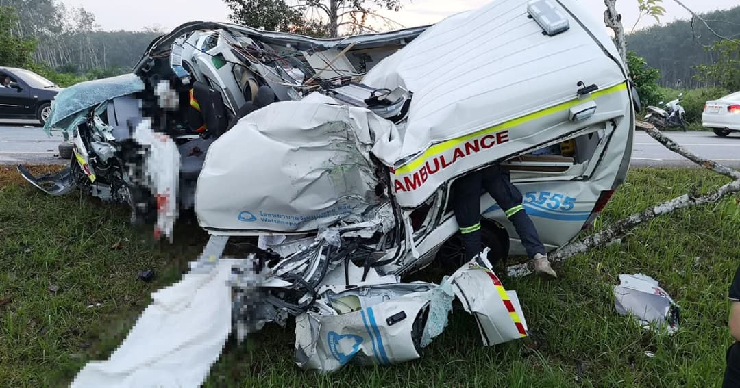 รถพยาบาลฉุกเฉิน กลับจากส่งผู้ป่วย คนขับหลับใน พุ่งเสยท้ายพ่วงยับ ดับ 1 สาหัส 2