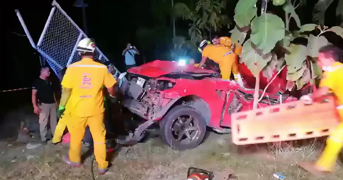 สองหนุ่มชลบุรีดับ! ซิ่งกระบะหลุดโค้งพุ่งชนป้ายข้างทาง