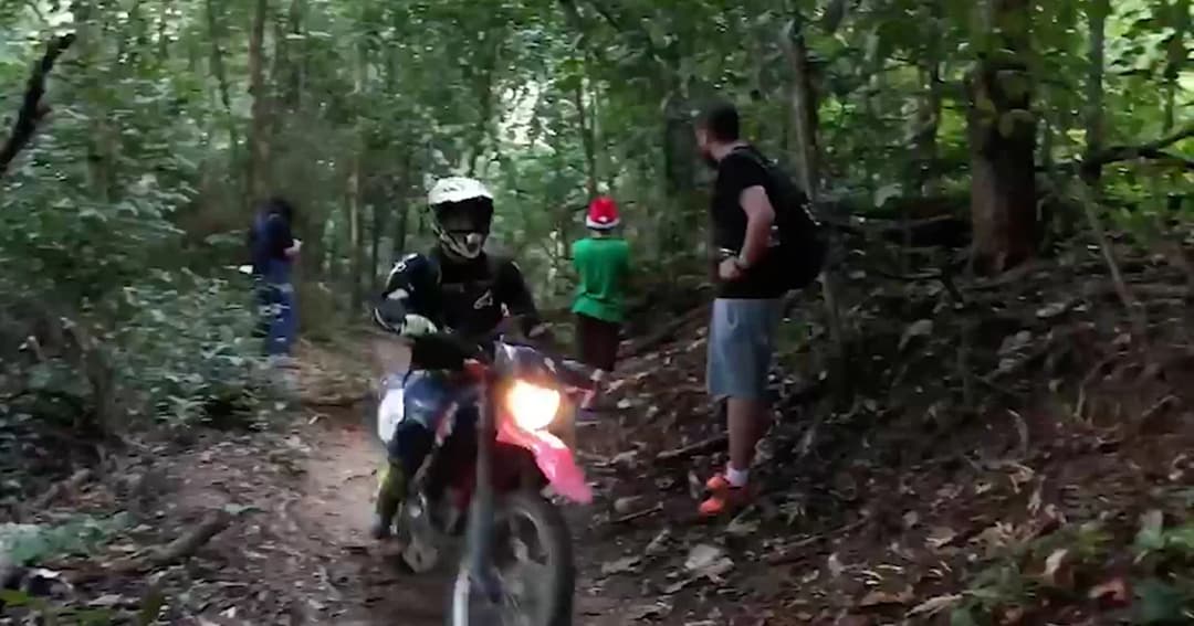 เจ้าอาวาสเผย! เป็น 3 นักบิดต่างชาติ ซิ่งจยย.วิบากบุกทางเดินดอยสุเทพ-ปุย