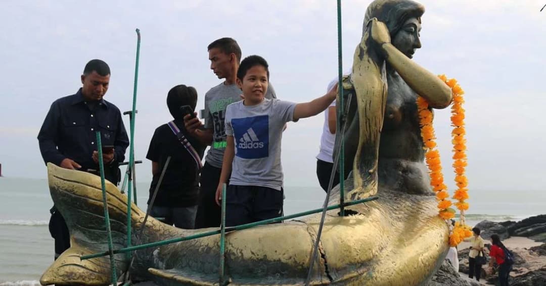 ชาวสงขลา ทำพิธีรับขวัญ ‘นางเงือกทอง’ ซ่อมส่วนหางเสร็จวันนี้