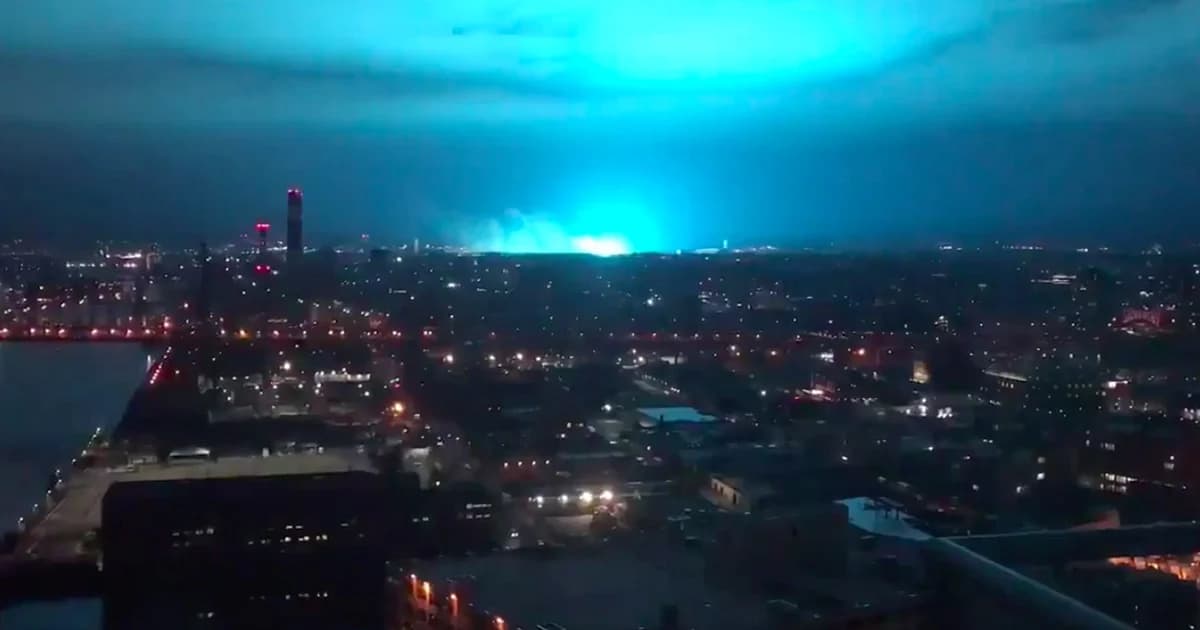 เกิดแสงสว่างสีฟ้าทั่วกรุงนิวยอร์ก หลังเกิดเหตุหม้อแปลงระเบิด