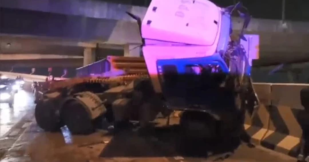 พ่อร่ำไห้ ! รถบรรทุกยางระเบิด เเม่เเละลูกสาววัยขวบเศษ กระเด็นตกสะพาน ดับคาที่