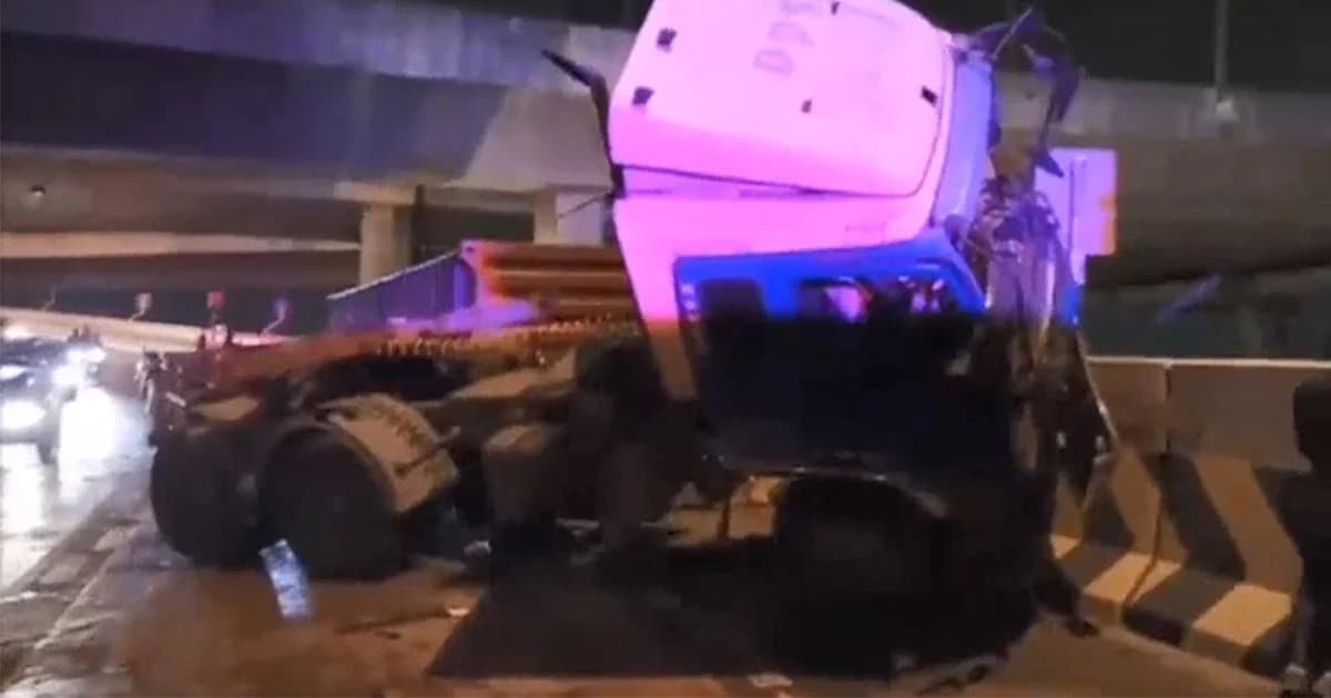 พ่อร่ำไห้ ! รถบรรทุกยางระเบิด เเม่เเละลูกสาววัยขวบเศษ กระเด็นตกสะพาน ดับคาที่