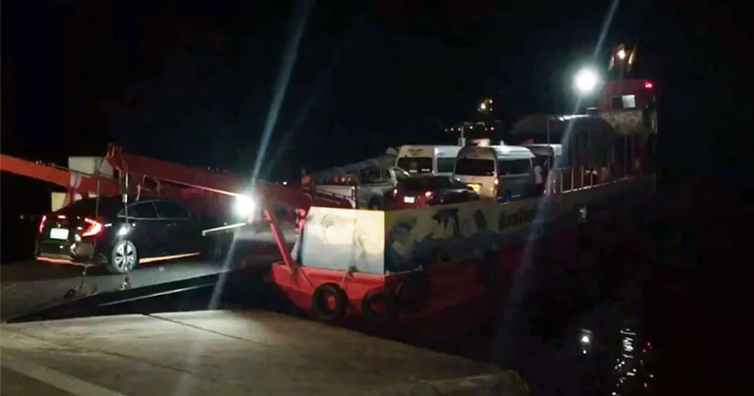 ระทึก ! รถพยาบาลพลัดตกแพขนานยนต์ เกาะลันตา ผู้ช่วยพยาบาลรอดตายหวุดหวิด