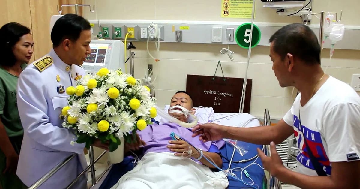 สมเด็จพระเจ้าอยู่หัว พระราชทานดอกไม้และสิ่งของเยี่ยมทหารบาดเจ็บ