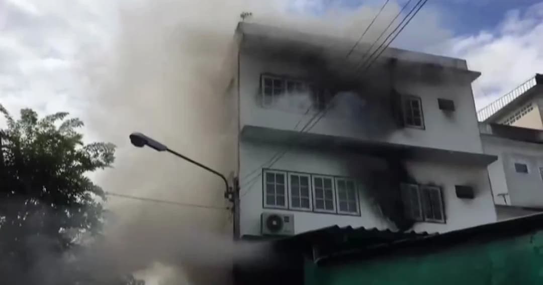 ไฟไหม้อาคารพาณิชย์ 3 ชั้นวอดทั้งหลัง มีผู้เสียชีวิต 1 ราย  