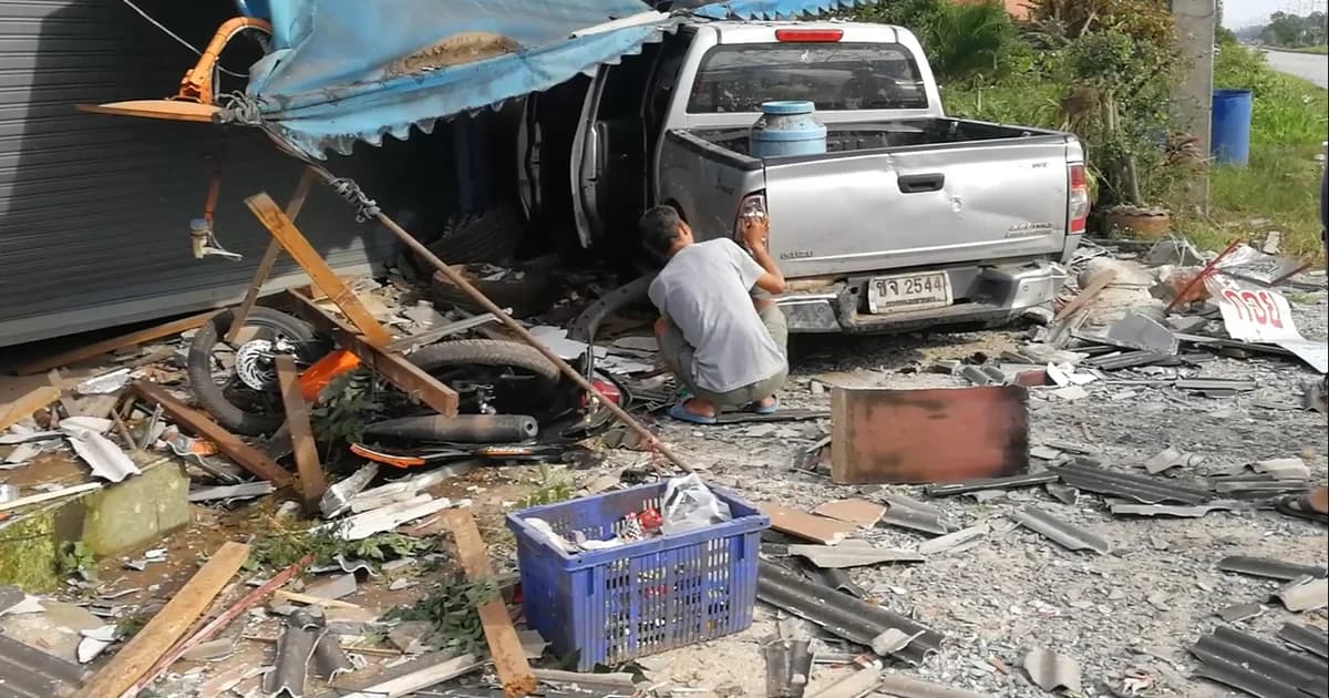 กระบะพุ่งชนห้องแถวริมถนน หวิดชนแม่ให้นมลูก