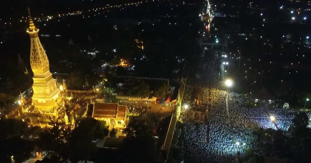 สวดมนต์ข้ามปีที่วัดพระธาตุพนม นับหมื่นไม่หวั่นอากาศหนาว