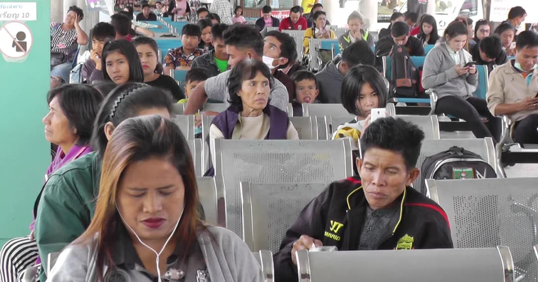 ขนส่งมหาสารคามแน่น! ปชช. เดินทางกลับปีใหม่ พบตั๋วรถบัสจองเต็มถึง 5 ม.ค. แล้ว