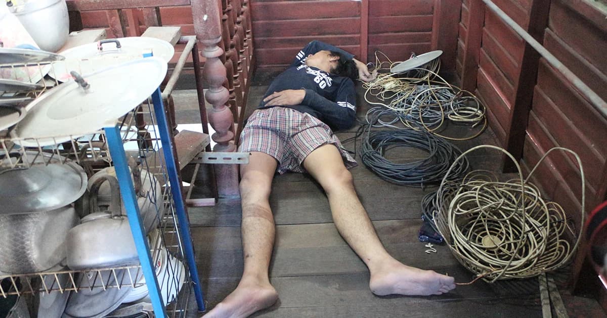 หนุ่มเมาฉลองปีใหม่ ปีนหน้าต่างนอนบ้านคนอื่น เจ้าของบ้านตกใจแจ้ง ตร. จับ