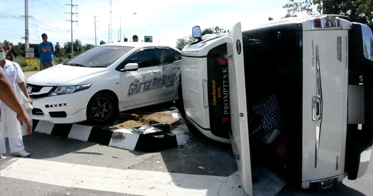 กระบะถูกเก๋งตัดหน้า เบรกไม่อยู่ พุ่งชนอย่างจัง ครูสาวนั่งข้างดับคาที่