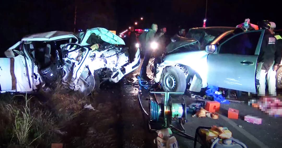 หวิดดับหมู่! กระบะซิ่งประสานงากระบะอีกคัน ดับสลด 2 ศพ เจ็บอีก 14