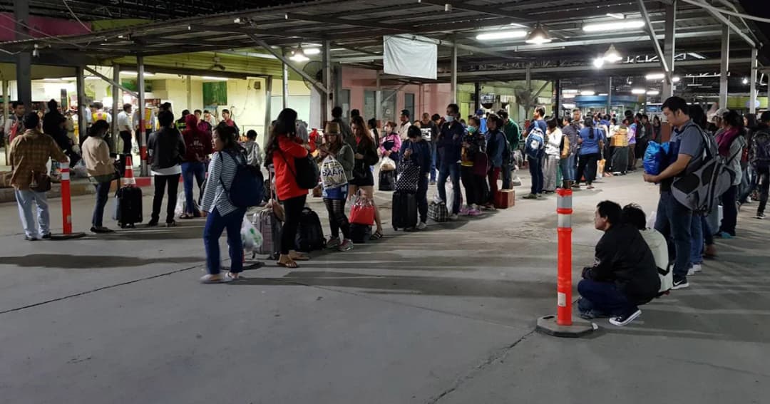 หมอชิตคนแน่น แท็กซี่ไม่พอ! คาดประชาชนทยอยกลับกรุงเทพฯวันนี้ 1.7 แสนคน