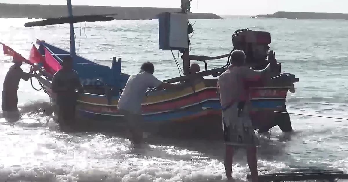 คลื่นทวีความรุนแรง อุตุฯ เตือนเรือประมงพื้นบ้าน เร่งย้ายขึ้นฝั่ง