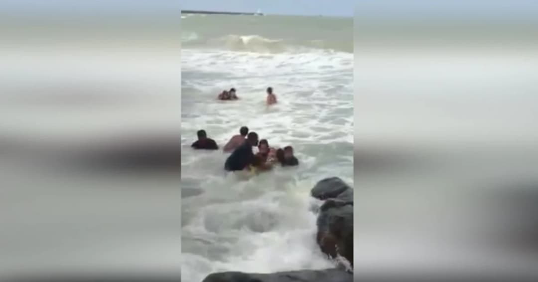 วินาทีระทึก! กู้ภัยและชาวบ้านเมืองคอนโดดทะเล ช่วยสองหนูน้อยถูกคลื่นซัด